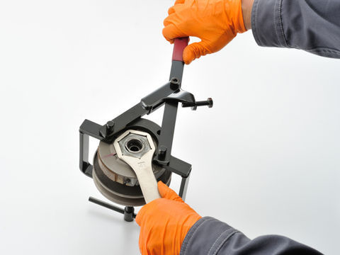 Clutch compression tool