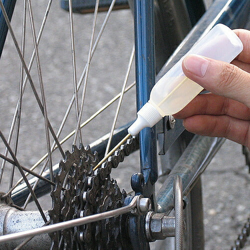 筒型オイラー サイズ:101.5×23.5mm 材質:LDPE(本体)、PE(キャップ)、真鍮(ノズル、ローレットキャップ) 容量:20ml