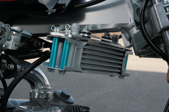 GC-019/020フレーム専用 オイルクーラーステー アールズ対応 ブラック