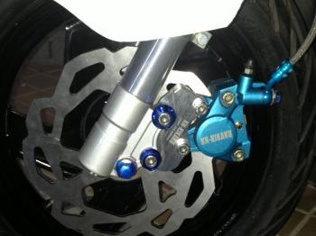 2POTキャリパー 対向キャリパー 鋳造キャリパー (シルバー)