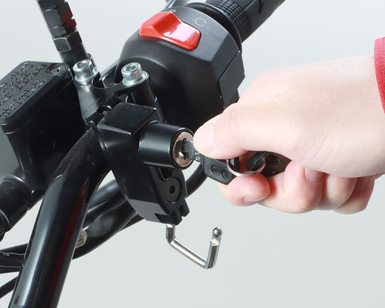 ヘルメットホルダー マスターシリンダーブラケット部 ブラック XSR125 ジクサー250/-SF250