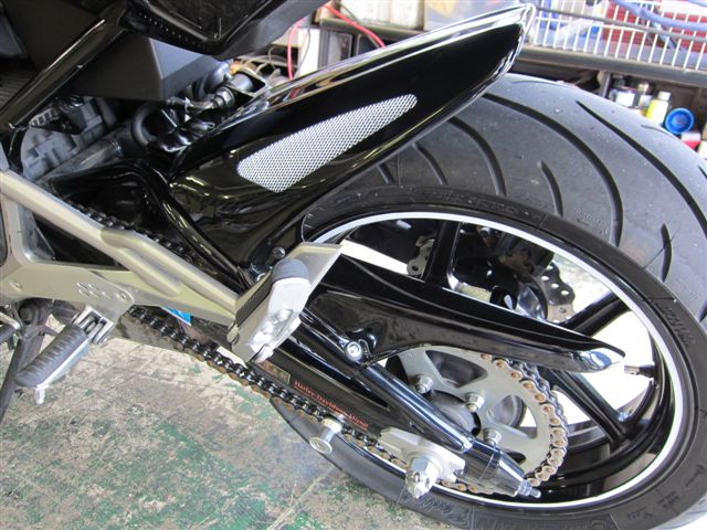 HUGGER リアインナーフェンダー ブラック/シルバーメッシュ Ninja(ニンジャ)400R/ER-4/ER-6(09-12) A+Cタイプ