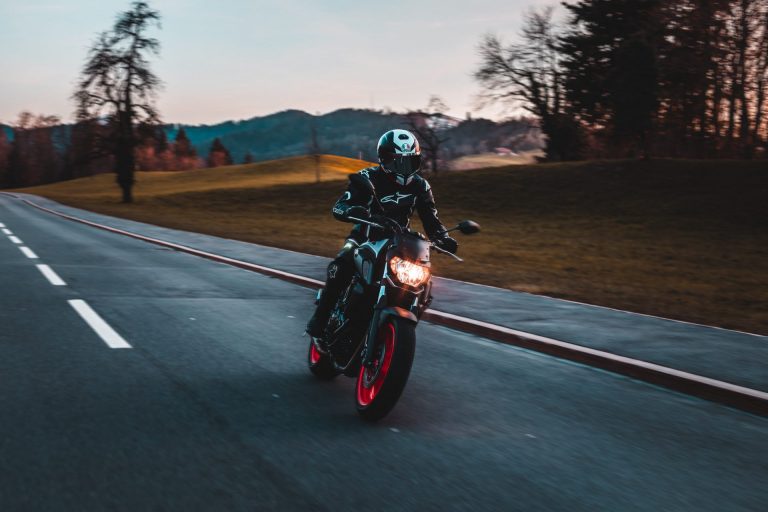 バイクのすり抜けは違法？違反になる行為や危険性・罰則について解説
