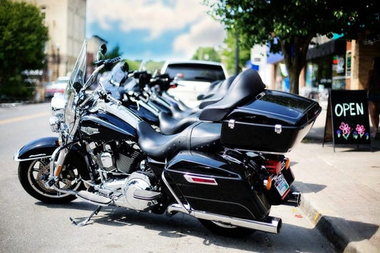 バイクのシートバッグの選び方・取り付け方！購入前のポイントから盗難対策まで