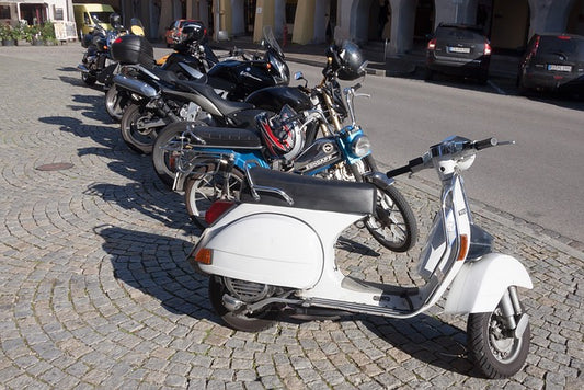 バイクのピンクナンバーは何が違う？必要な免許やメリット・デメリットなどを解説！