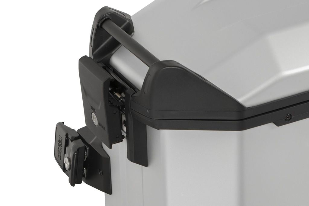 サイドケース XCEED/エクシード シルバー 38L 右側