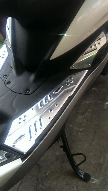 KOSO フロアボード リア レッド マジェスティーS S-MAX