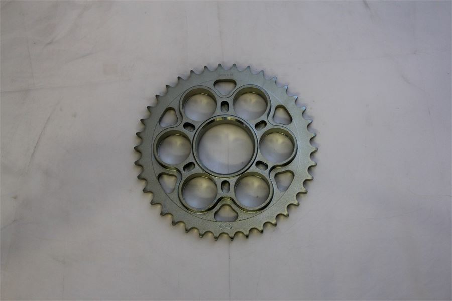 1198/S ストリートファイター/S ディアベル スプロケット リア 525-38 スチール シルバー 1枚