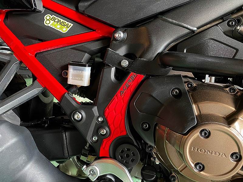 Xグリップ フレームプロテクター  ホワイト/ブラック  HONDA AfricaTwin CRF1100L / AdventureSport(20-22)