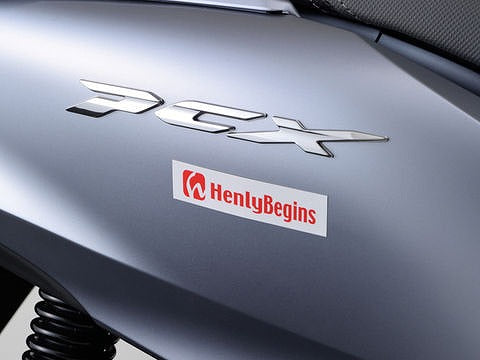 ヘンリービギンズ HenlyBegins ステッカー 白/赤(文字) 90mm×20mm 角ステッカー