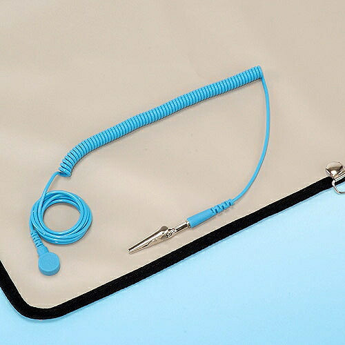 静電作業マット マットサイズ：600X900mm 重量：580g ケースサイズ：270X200mm 表面抵抗値：7.3X108Ω(表面層ベージュ)､1.5X109Ω(裏面層グレー) 漏えい抵抗値：3.2X1013