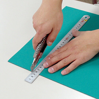 卓上導電マット サイズ：230X330X2mm 表面抵抗値(グリーン層)：1X108～1010Ω 表面抵抗値(ブラック層)：1X103～105Ω スナップボタン径：φ10mm