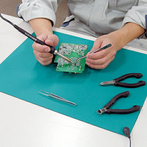 卓上導電マット サイズ：230X330X2mm 表面抵抗値(グリーン層)：1X108～1010Ω 表面抵抗値(ブラック層)：1X103～105Ω スナップボタン径：φ10mm