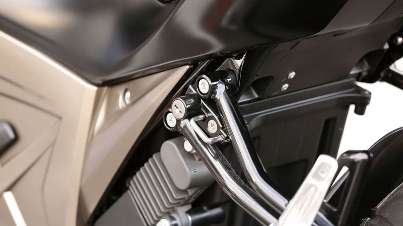 ヘルメットロック ブラック 17Y GSX-S125/R125