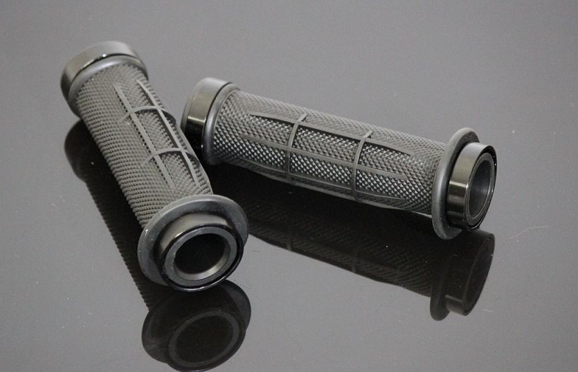 アルミ&ラバー ハンドルグリップ 貫通タイプ ブラック 120mm 汎用 7/8インチ(22.2mm)ハンドル用