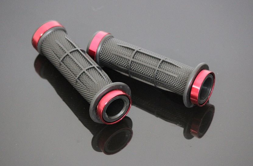 アルミ&ラバー ハンドルグリップ 貫通タイプ レッド 120mm 汎用 7/8インチ(22.2mm)ハンドル用