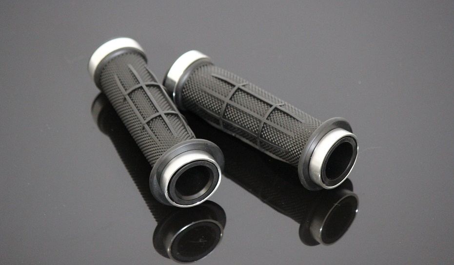 アルミ&ラバー ハンドルグリップ 貫通タイプ シルバー 120mm 汎用 7/8インチ(22.2mm)ハンドル用