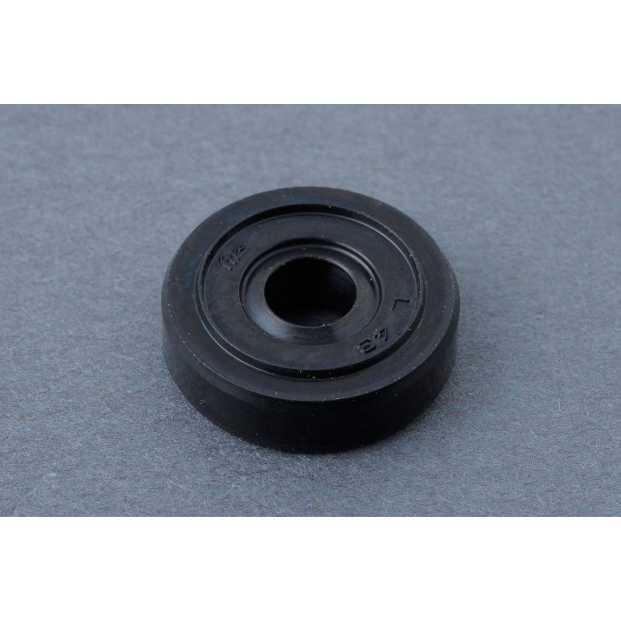 シリンダーヘッドカバーオイルシール 4.8×14.5×4mm CB750