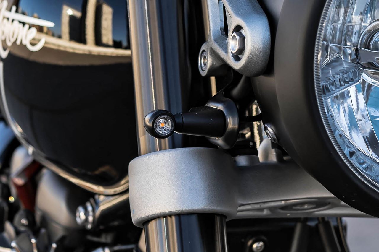 ウインカーステー 10mm穴 フロント/リア用 ブラック 横幅25mm 2個 T100/T120 スピードツイン900 スクランブラー900