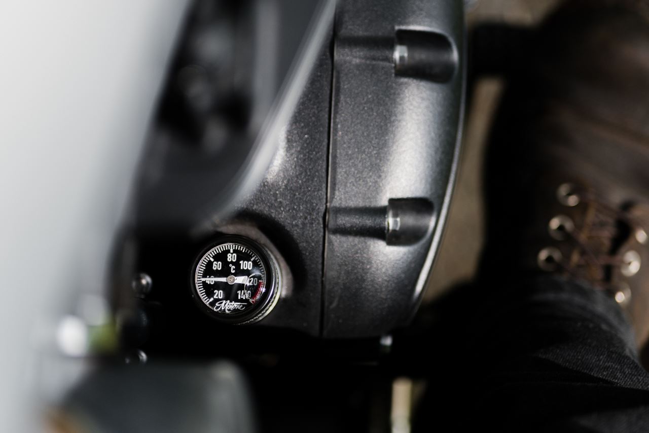 油温計 オイルフィラーキャップ °C ブラック 1個 T100/T120 スピードツイン900 スクランブラー900
