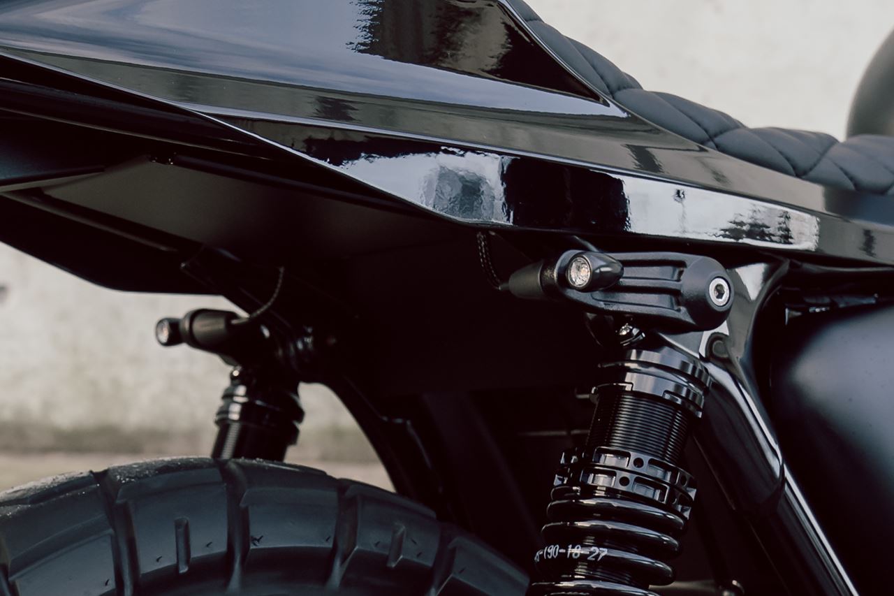 リアウインカーステー トライライン リアショックマウント M8/M10用 ブラッシュ 2個 T100/T120 スピードツイン900 スクランブラー900