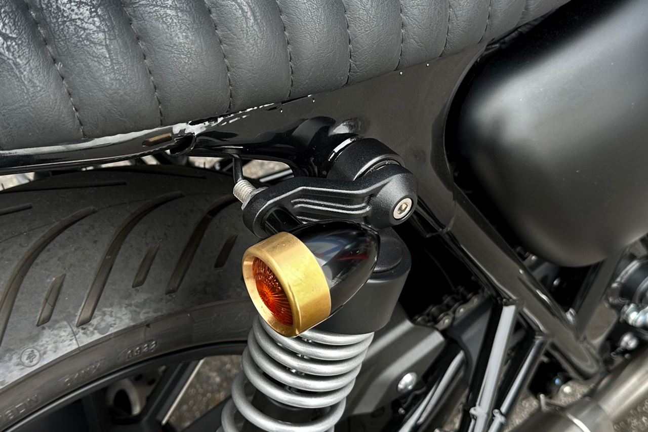 リアウインカーステー トライライン リアショックマウント M8/M10用 ポリッシュ 2個 T100/T120 スピードツイン900 スクランブラー900