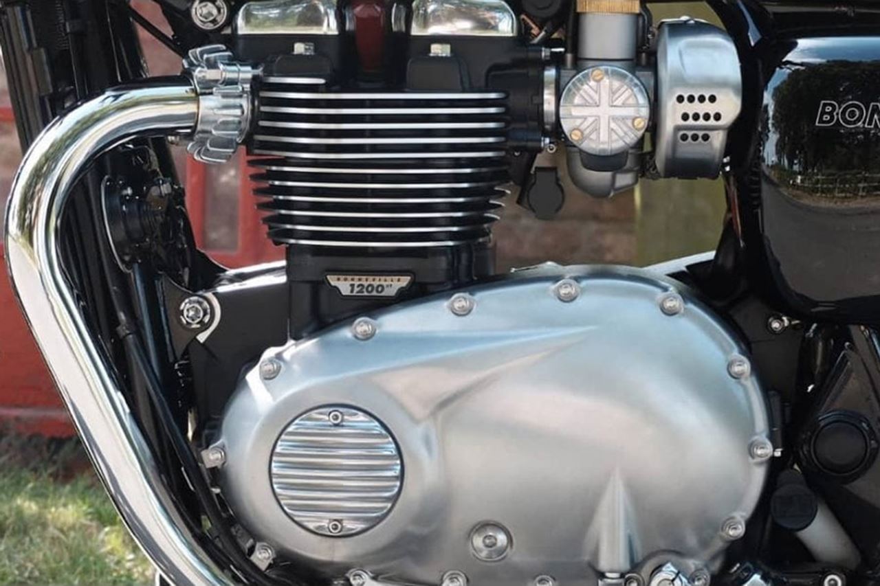 クラッチバッジ リブ ポリッシュ 1個 T100/T120 スピードツイン900 スクランブラー900