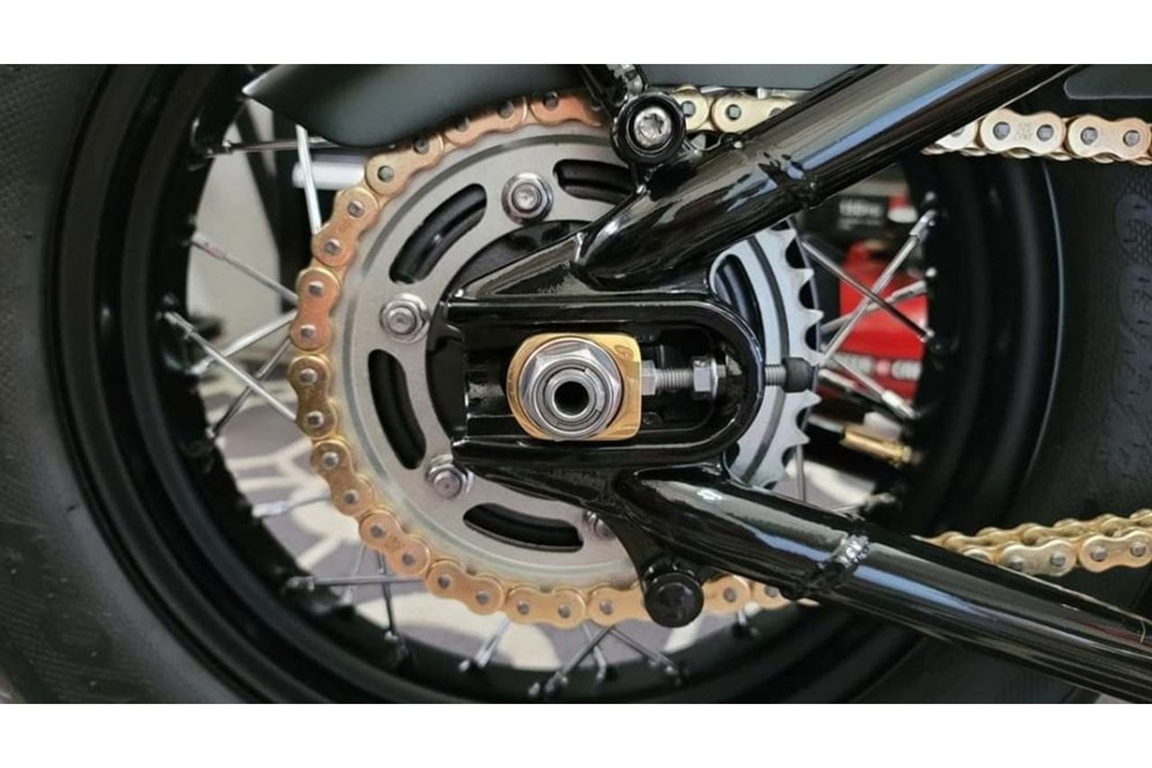 チェーンアジャスターブロック ブラス 2個 T100/T120 スピードツイン900 スクランブラー900