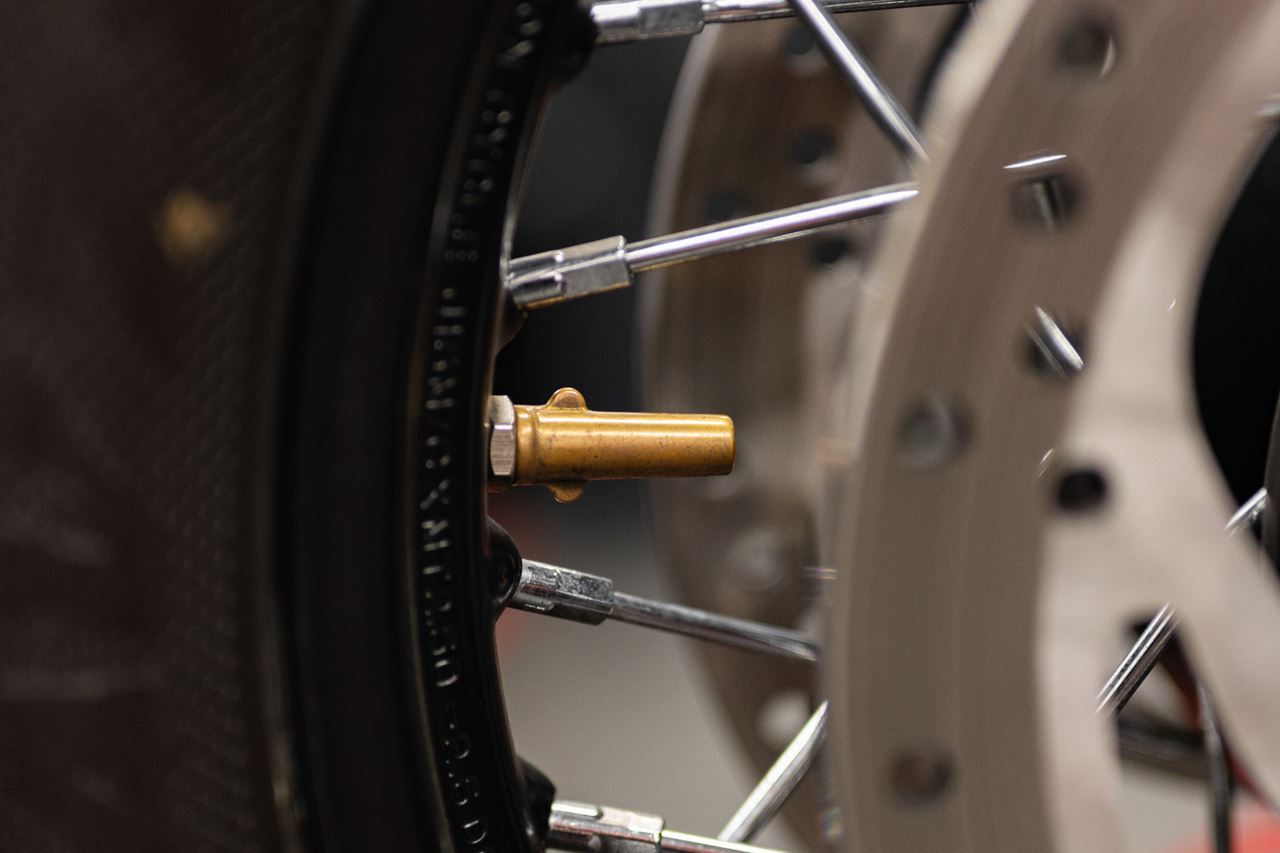 エアバルブキャップ バリスタ ブラス 2個 T100/T120 スピードツイン900 スクランブラー900