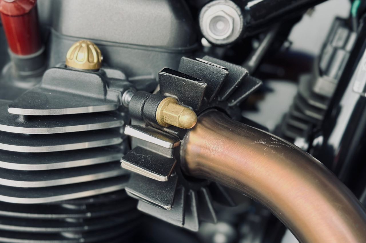 エキゾーストクランプナット ブラス 4個 T100/T120 スピードツイン900 スクランブラー900