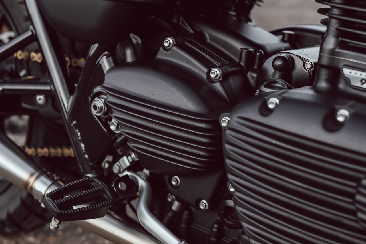 Sprocket Cover Ribbed Black 1pc T100/T120 Speed Twin 900 Scrambler 900