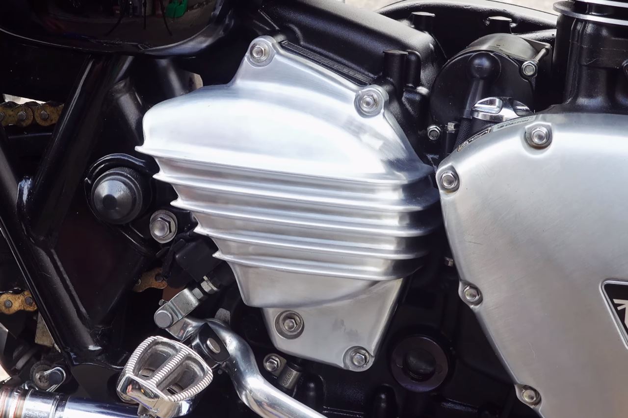 Sprocket Cover Ribbed Brushed 1 pc T100/T120 Speed Twin 900 Scrambler 900