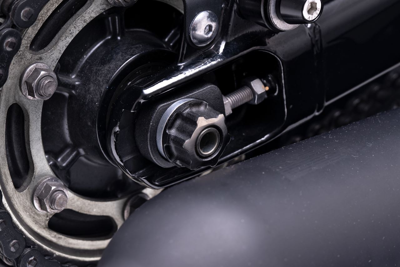 チェーンアジャスターブロック ブラック 2個 T100/T120 スピードツイン900 スクランブラー900