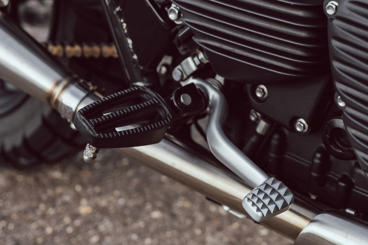 フットレスト フロント用 ブラック 2個 T100/T120 スピードツイン900 スクランブラー900
