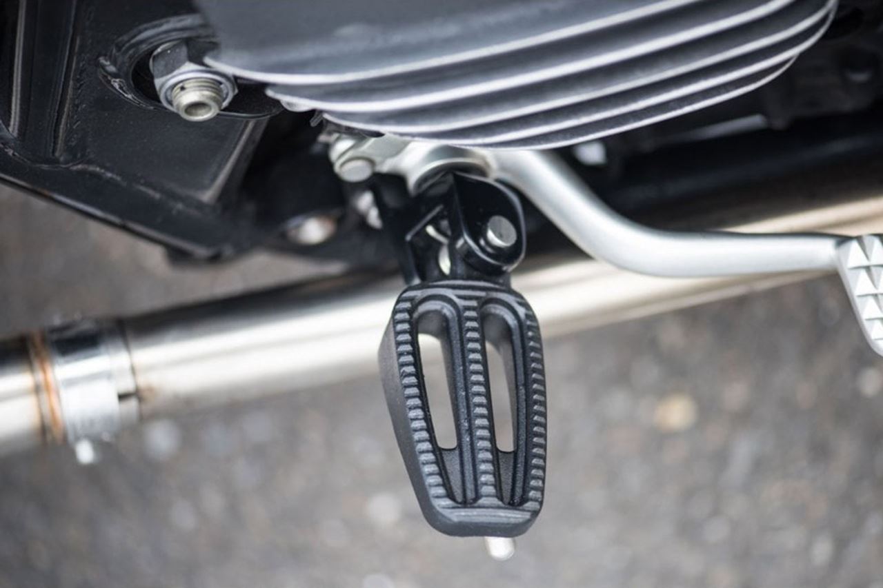 フットレスト フロント用 ブラック 2個 T100/T120 スピードツイン900 スクランブラー900