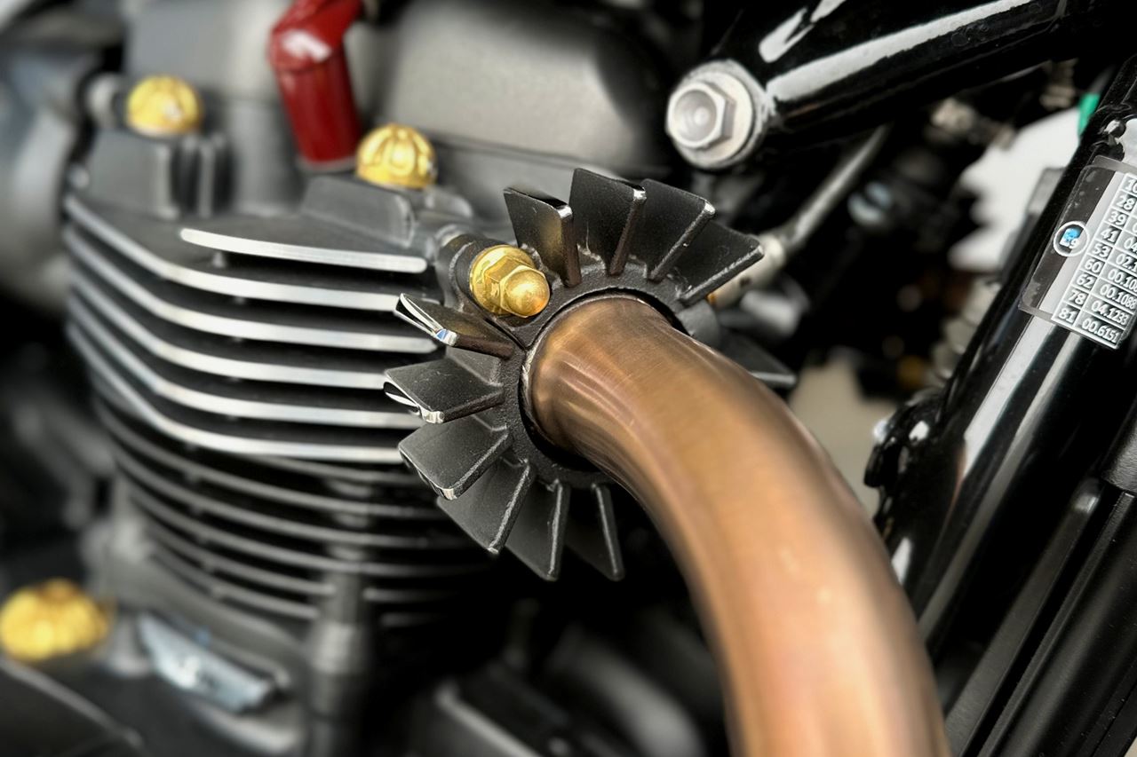 エキゾーストクランプ フィン ブラック/ポリッシュ 2個 T100/T120 スピードツイン900 スクランブラー900