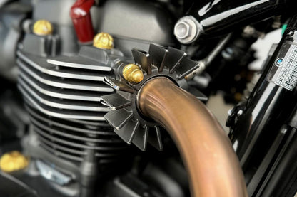 エキゾーストクランプ フィン ブラック/ポリッシュ 2個 T100/T120 スピードツイン900 スクランブラー900