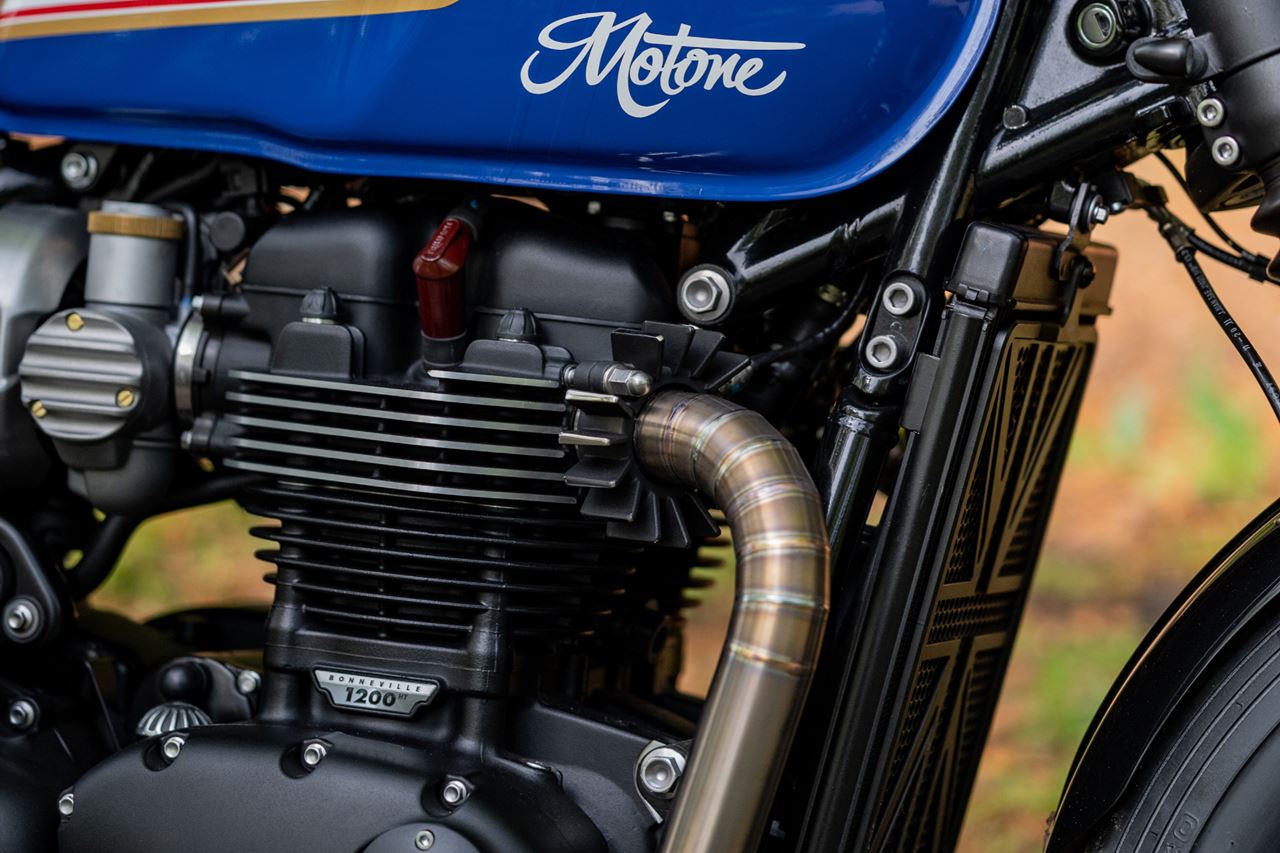 エキゾーストクランプ フィン ブラック/ポリッシュ 2個 T100/T120 スピードツイン900 スクランブラー900
