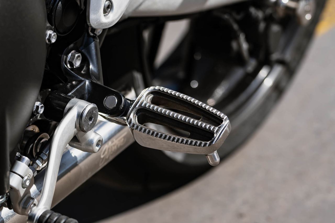 フットレスト フロント用 ポリッシュ 2個 T100/T120 スピードツイン900 スクランブラー900