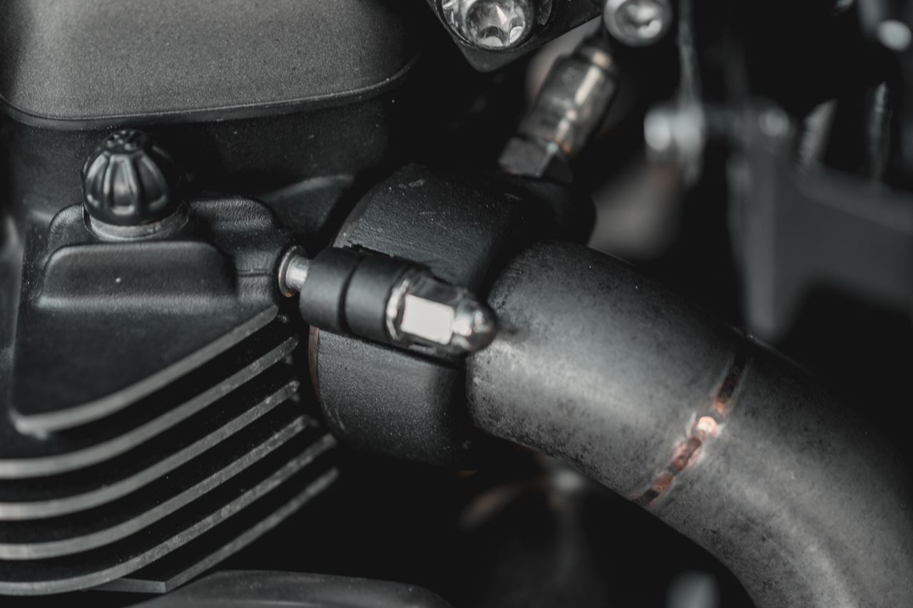 エキゾーストクランプ ステルス ブラック 2個 T100/T120 スピードツイン900 スクランブラー900