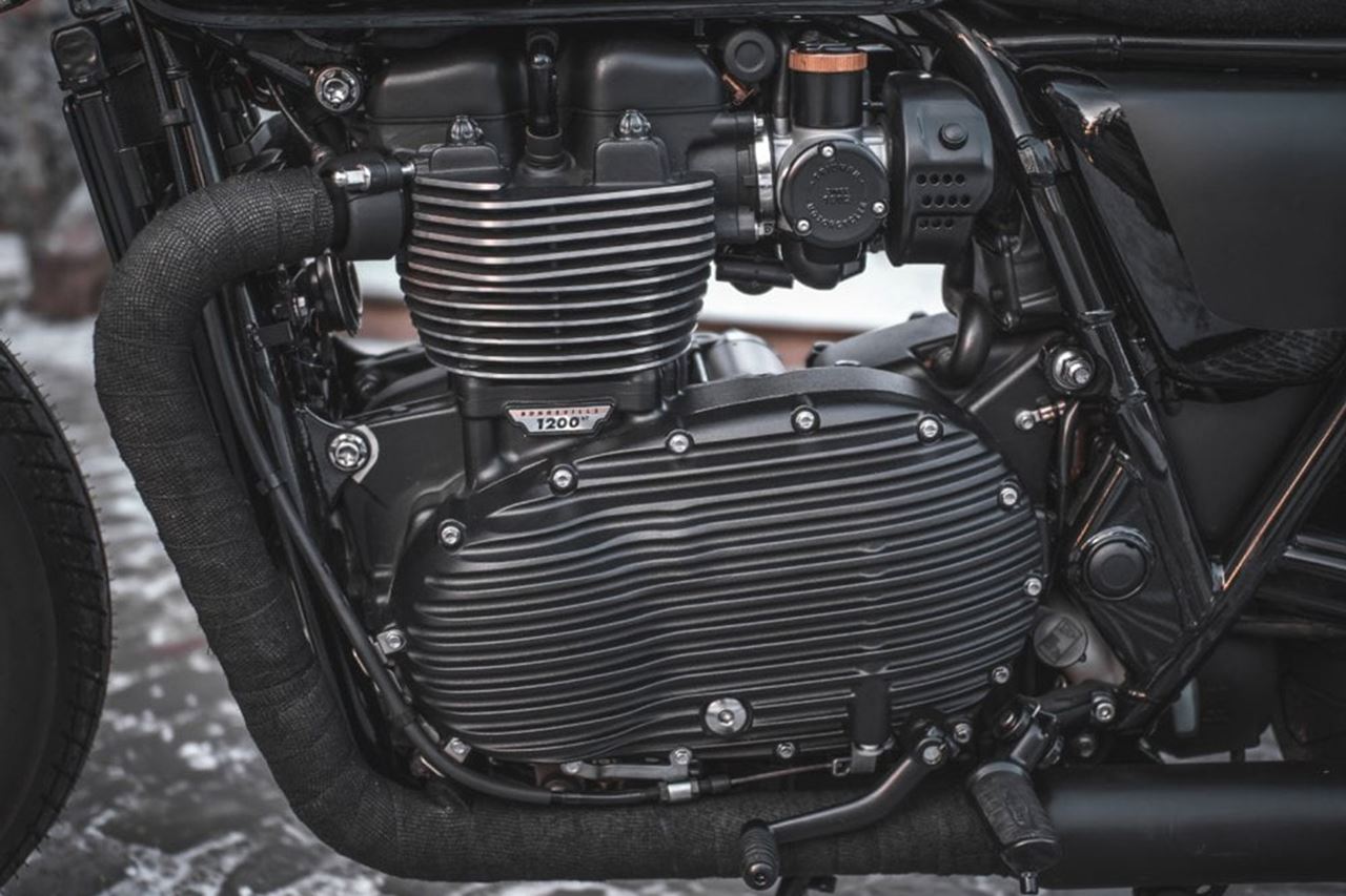 エキゾーストクランプ ステルス ブラック 2個 T100/T120 スピードツイン900 スクランブラー900