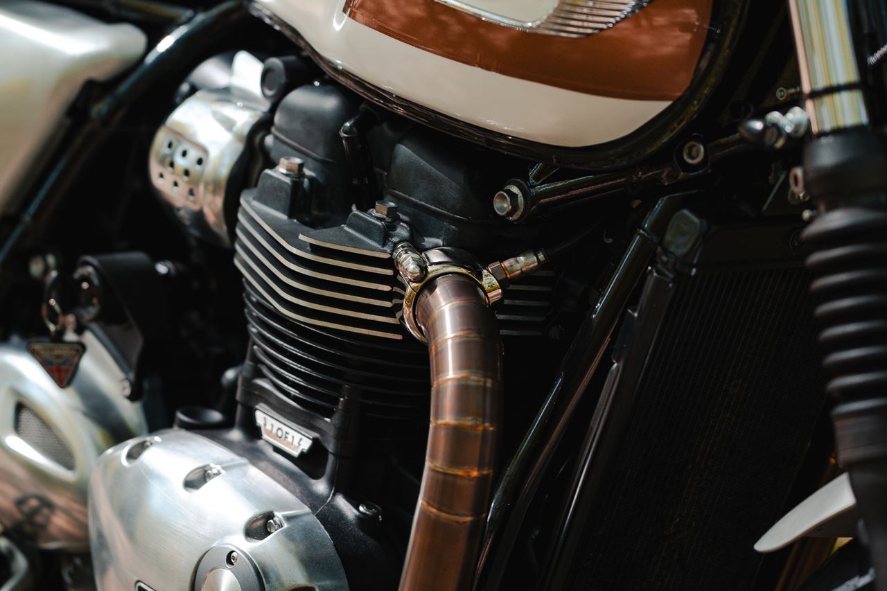 エキゾーストクランプ ステルス ポリッシュ 2個 T100/T120 スピードツイン900 スクランブラー900