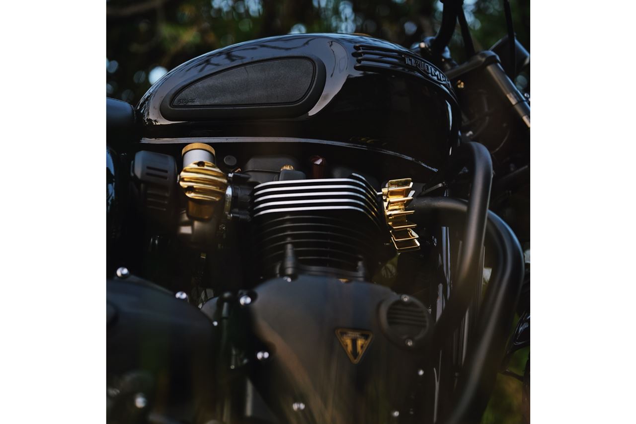 エキゾーストクランプ フィン ブラス 2個 T100/T120 スピードツイン900 スクランブラー900