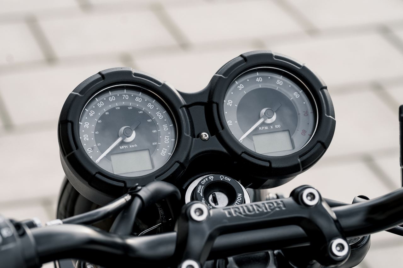 メーターカバー ピアレス ブラック 1個 T100/T120 スラクストン1200 スピードツイン1200