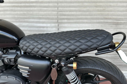 シート ブラックアダー ダイヤモンドステッチ ブラック 1個 T100/T120 スピードツイン900 スクランブラー900