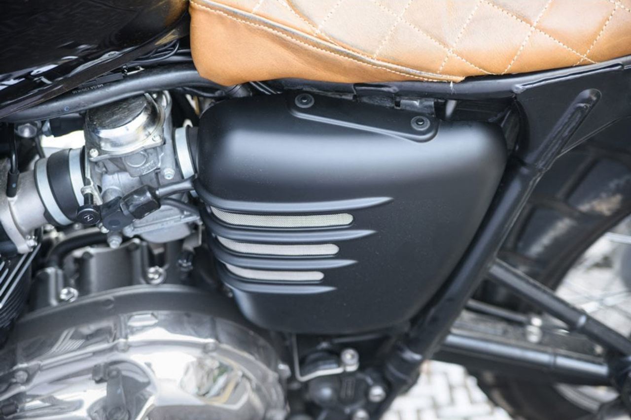 サイドカバー リブ マットブラック 2個 空冷 ボンネビル T100