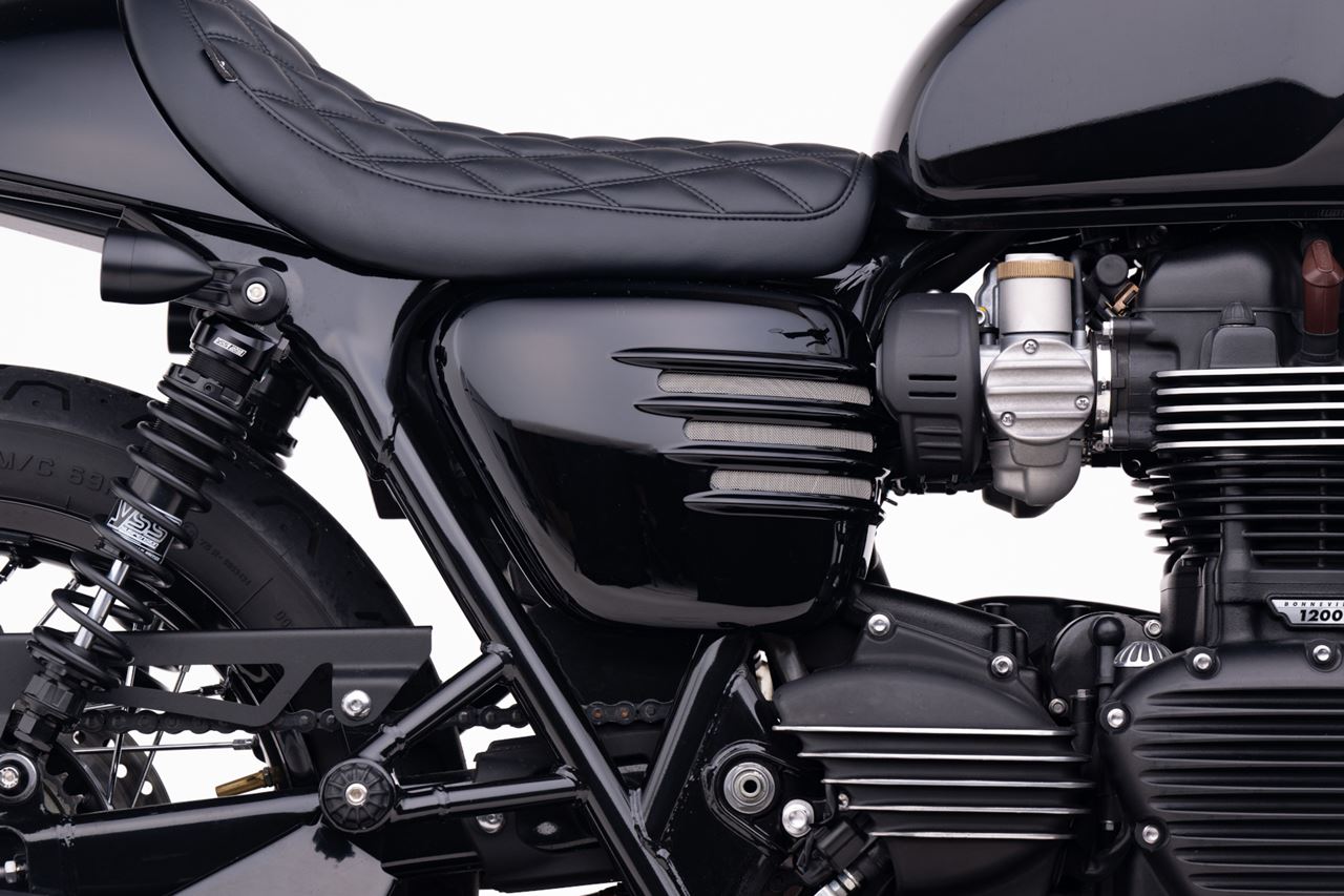 サイドカバー リブ グロスブラック 2個 ボンネビル T120