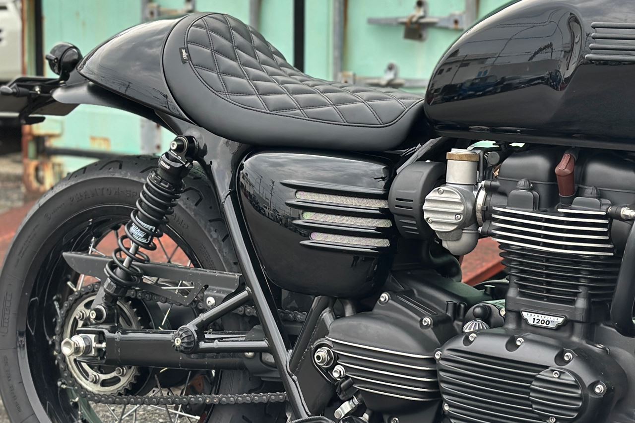サイドカバー リブ グロスブラック 2個 ボンネビル T120