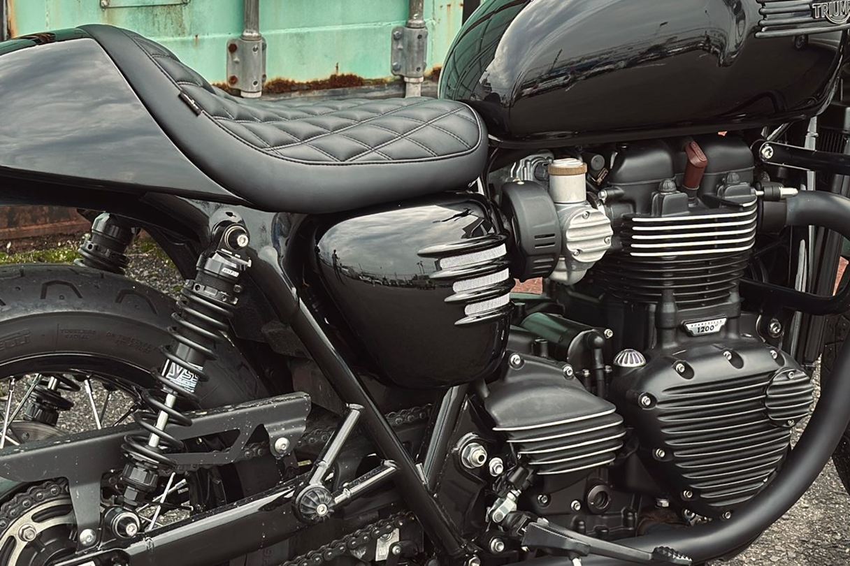 サイドカバー リブ グロスブラック 2個 ボンネビル T120