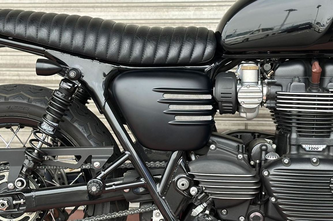 Side Cover Ribbed Matte Black 2 pcs Bonneville T120